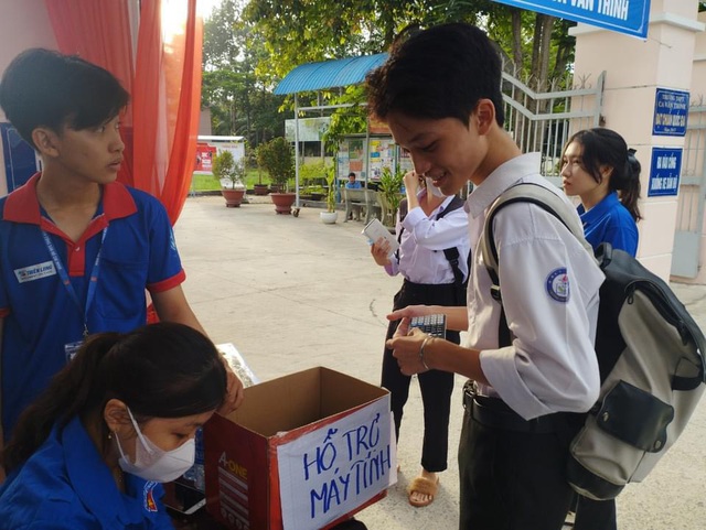 Muôn kiểu tiếp sức mùa thi ấm áp trong kỳ thi tuyển sinh lớp 10- Ảnh 7.