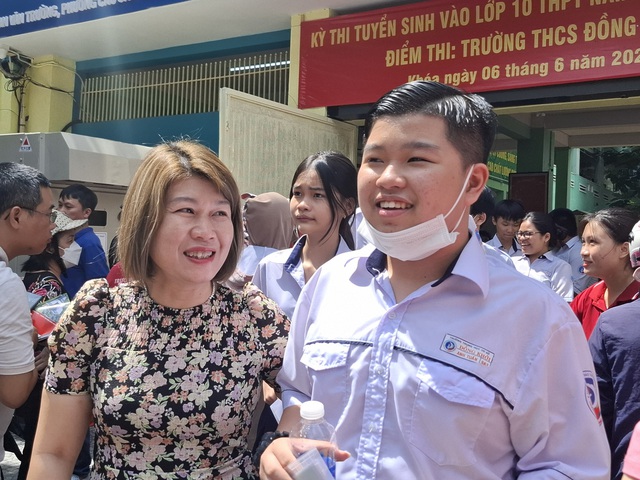 Thi tuyển sinh lớp 10: phụ huynh cũng hồi hộp như thí sinh- Ảnh 5.