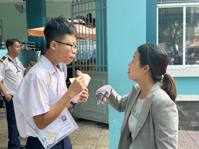 Thi tuyển sinh lớp 10 tại TP.HCM: con luôn có ba mẹ đồng hành- Ảnh 10.