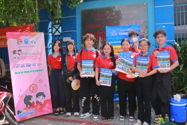Teen đội mascot giữa nắng nóng động viên sĩ tử trong kỳ thi tuyển sinh lớp 10- Ảnh 5.