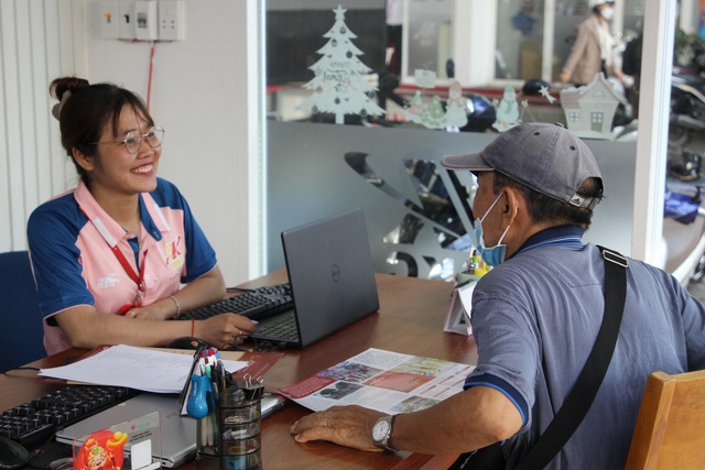 Sinh viên tình nguyện Trường cao đẳng Bách Khoa Sài Gòn tiếp sức mùa thi tuyển sinh lớp 10- Ảnh 4.