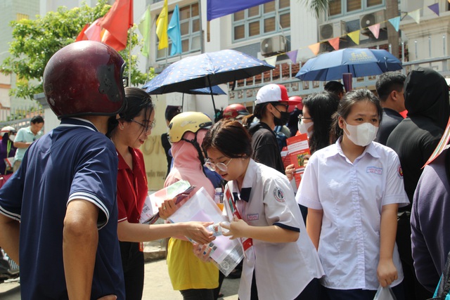 Sinh viên tình nguyện Trường cao đẳng Bách Khoa Sài Gòn tiếp sức mùa thi tuyển sinh lớp 10- Ảnh 3.
