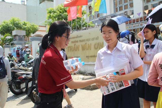 Sinh viên tình nguyện Trường cao đẳng Bách Khoa Sài Gòn tiếp sức mùa thi tuyển sinh lớp 10- Ảnh 1.