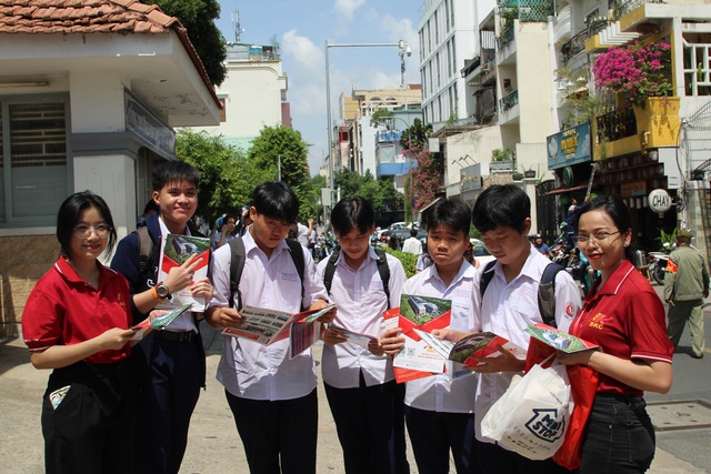 Sinh viên tình nguyện Trường cao đẳng Bách Khoa Sài Gòn tiếp sức mùa thi tuyển sinh lớp 10- Ảnh 2.