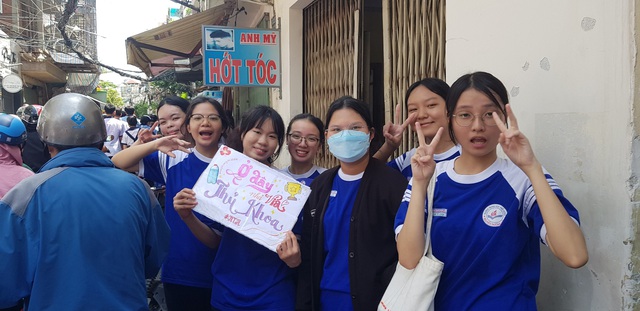 Muôn kiểu tiếp sức mùa thi ấm áp trong kỳ thi tuyển sinh lớp 10- Ảnh 5.