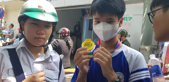 Chiến sĩ Hoa phượng đỏ tiếp sức các sĩ tử kỳ thi tuyển sinh lớp 10- Ảnh 1.