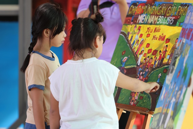 Chương trình “Sách báo trao tay - Điều hay sẽ đến” mang đến nhiều trải nghiệm thú vị cho các em học sinh - Ảnh: TRỌNG ANH