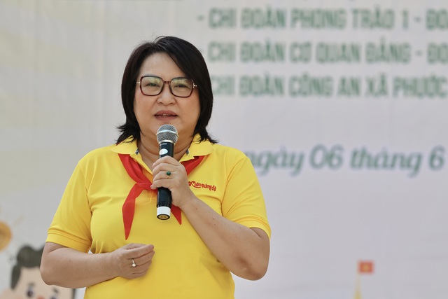 Chị Trần Gia Bảo chia sẻ tại buổi lễ - Ảnh: TRỌNG ANH