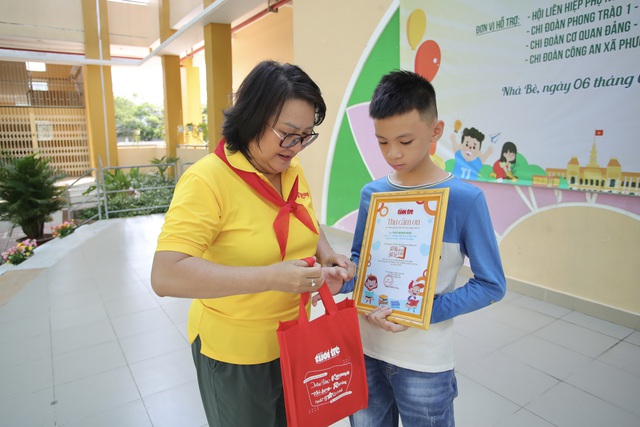 Báo Khăn Quàng Đỏ gửi thư cảm ơn tới em Ngô Minh Đức vì hành động đẹp và ý nghĩa - Ảnh: TRỌNG ANH