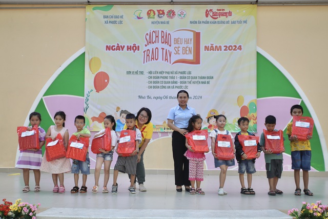 Báo trao tặng 20 phần quà đến các em học sinh có hoàn cảnh khó khăn tại buổi lễ - Ảnh: TRỌNG ANH