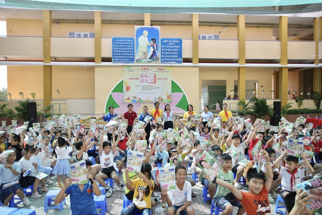 Những tờ báo được trao đến tay các em học sinh trong chương trình Sách báo trao tay - Điều hay sẽ đến sáng nay tại xã Phước Lộc, huyện Nhà Bè- Ảnh: TRỌNG ANH