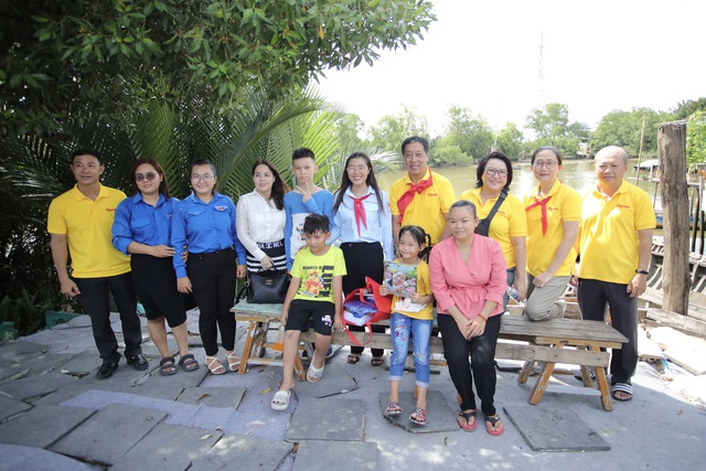 Đoàn đến thăm và trao quà cho cho em Huỳnh Như Ý Nhi (lớp 1, trường TH Nguyễn Hồng Thế) - Ảnh: TRỌNG ANH