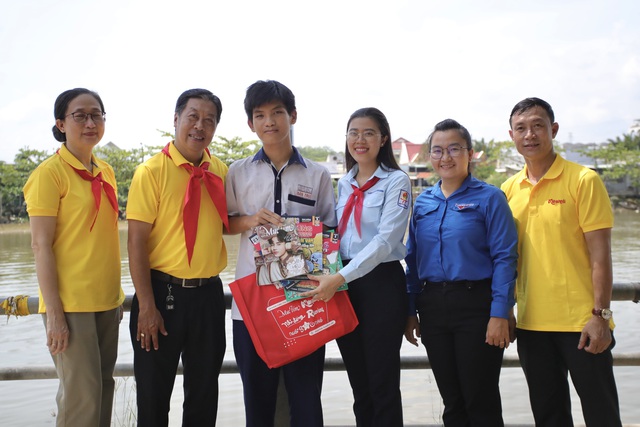 Đoàn đến thăm và trao quà cho em Nguyễn Long Huy Trực (lớp 8, THCS Phước Lộc) - Ảnh: TRỌNG ANH