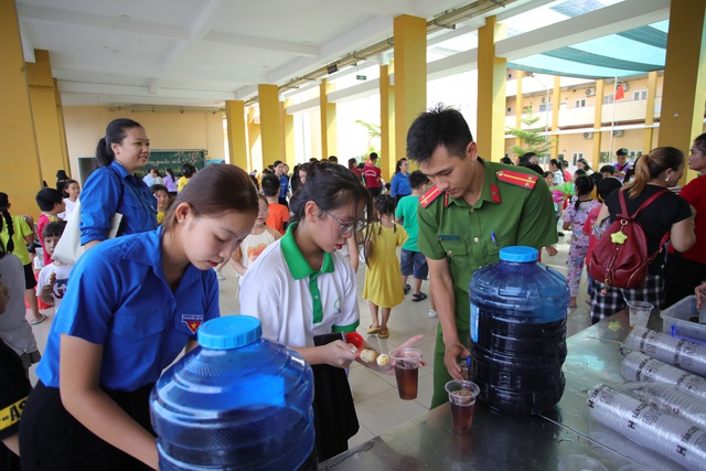 Sách báo trao tay mang niềm vui cho học trò xã Phước Lộc (Nhà Bè)- Ảnh 11.
