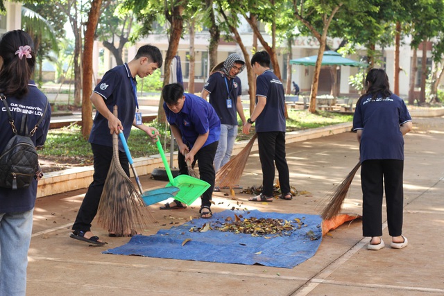 150 tình nguyện viên của Trường THPT chuyên Bình Long tiếp sức mùa thi- Ảnh 3.