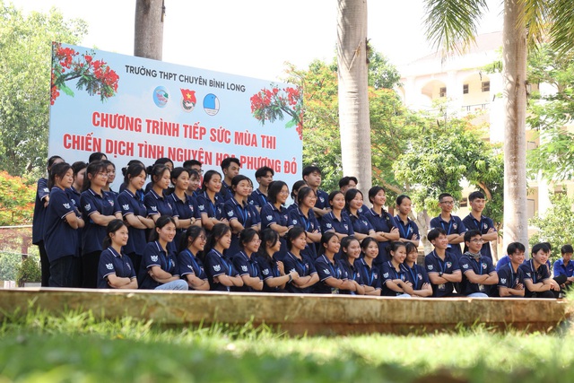 150 tình nguyện viên của Trường THPT chuyên Bình Long tiếp sức mùa thi- Ảnh 1.