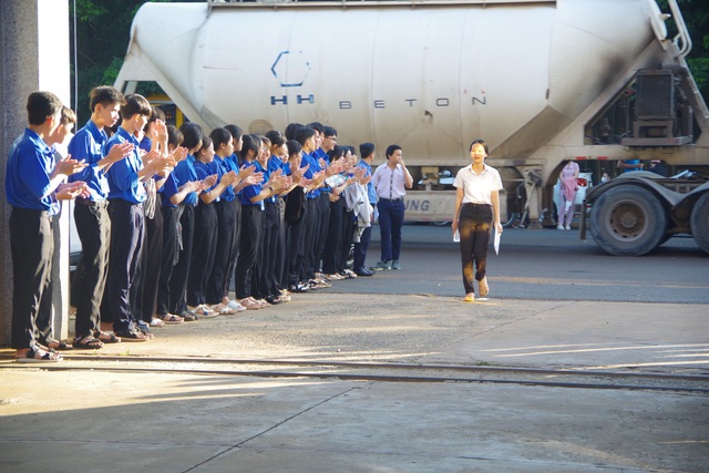150 tình nguyện viên của Trường THPT chuyên Bình Long tiếp sức mùa thi- Ảnh 6.