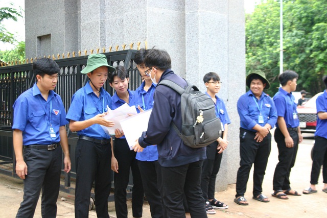150 tình nguyện viên của Trường THPT chuyên Bình Long tiếp sức mùa thi- Ảnh 4.