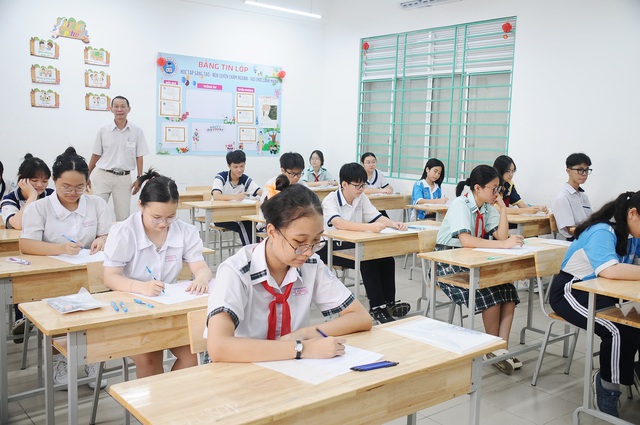 Các thí sinh  bắt đầu làm bài tại hội đồng thi Kim Đồng (quận 5). Ảnh:NGUYỄN HƯNG