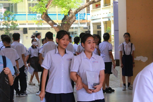 Đề thi văn lớp 10 tại TP.HCM: Nhịp trái tim không chỉ dành cho riêng mình- Ảnh 1.