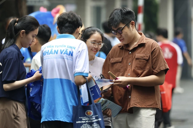 Các trường đại học tại TP.HCM mở cổng đăng ký xét tuyển học bạ từ tháng 5 - Ảnh 1.
