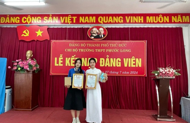 Đôi bạn cùng lớp, cùng được kết nạp Đảng ở tuổi 18 tại Trường THPT Phước Long- Ảnh 1.