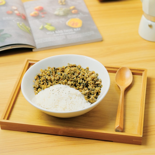 Cách làm cơm hến xào sa tế đơn giản ngon miệng - Ảnh 1.