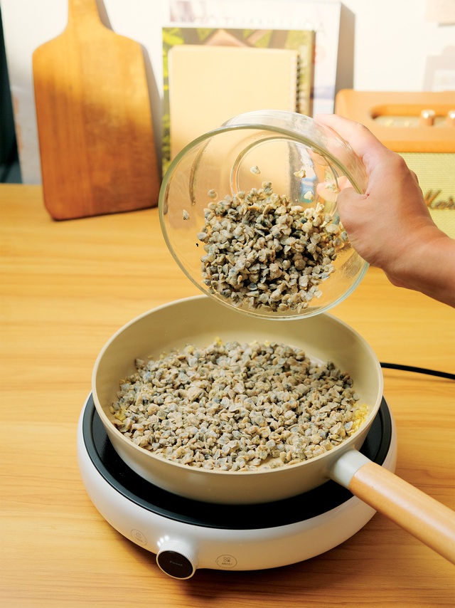 Cách làm cơm hến xào sa tế đơn giản ngon miệng - Ảnh 4.
