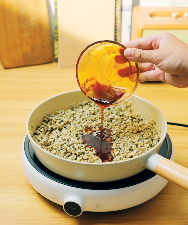 Cách làm cơm hến xào sa tế đơn giản ngon miệng - Ảnh 5.