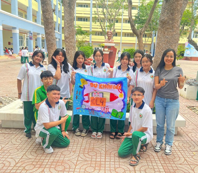 Teen lớp 10 Trường THPT Nguyễn Khuyến tranh tài thiết kế cờ lệnh- Ảnh 1.