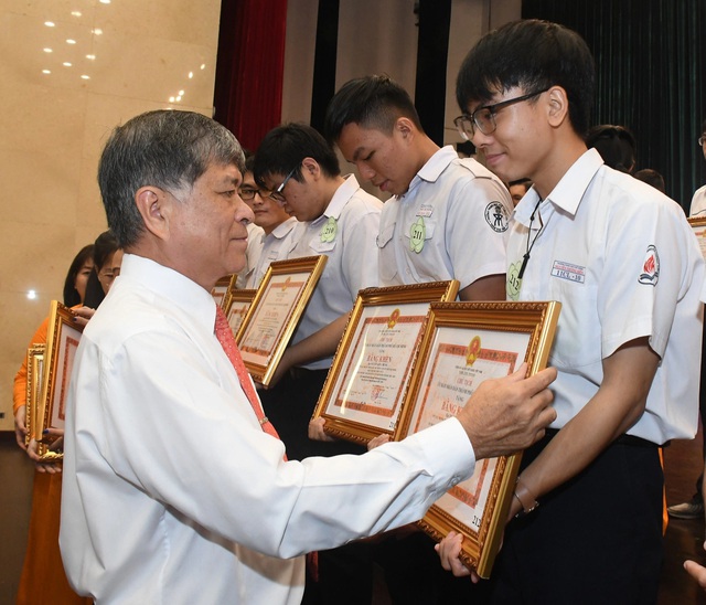 Thầy Nguyễn Văn Hiếu (giám đốc Sở Giáo dục & Đào tạo TP.HCM) trao Bằng khen cho các bạn học sinh giỏi - Ảnh: NGUYỄN HƯNG