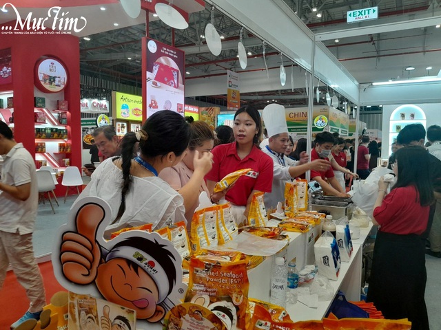 Khách tham quan được tư vấn và ăn thử sản phẩm tại các gian hàng của Triển lãm quốc tế ngành thực phẩm và đồ uống - Ảnh: THẢO NGỌC