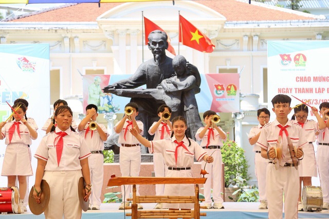 Gen Z rủ nhau cover màn trình diễn đàn bầu của Soobin Hoàng Sơn- Ảnh 3.