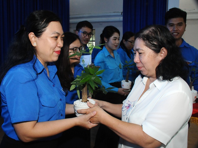 Bà Nguyễn Thị Thanh Thảo (Quận ủy viên , phó trưởng Ban thường trực Ban Dân vận Quận ủy Phú Nhuận) trao khen thưởng cho chị Huỳnh Anh Phương Thảo (Quận ủy viên, Bí thư Quận Đoàn, Giám Đốc Nhà thiếu nhi Phú NHuận) -Ảnh: NGUYỄN HƯNG