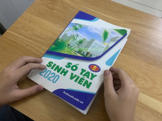 Sổ tay sinh viên Hoài Nhiên vẫn luôn giữ bên mình để tiện tra cứu thông tin - Ảnh: NVCC