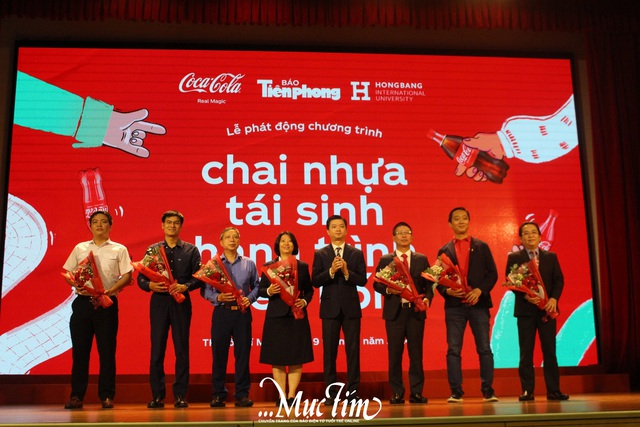 5 trường đại học tại TP.HCM lắp đặt máy thu gom vỏ chai nhựa- Ảnh 1.
