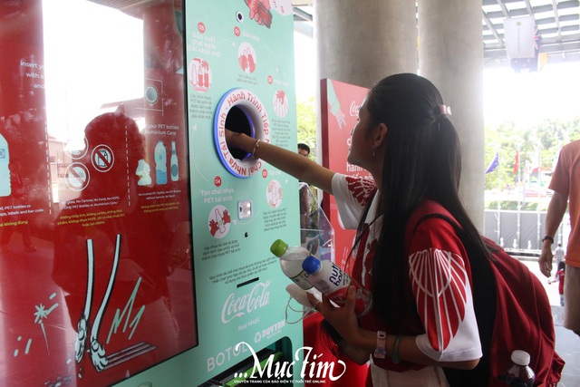 5 trường đại học tại TP.HCM lắp đặt máy thu gom vỏ chai nhựa- Ảnh 4.