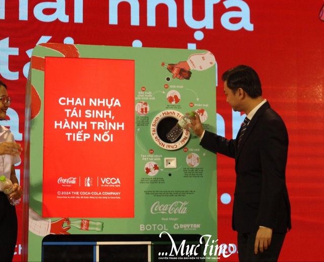 5 trường đại học tại TP.HCM lắp đặt máy thu gom vỏ chai nhựa- Ảnh 2.