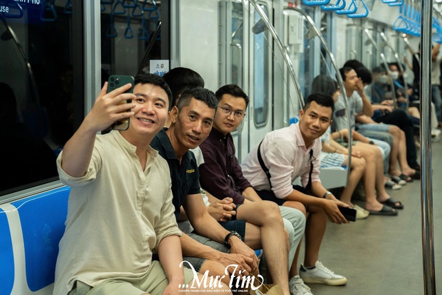 Chuyến metro số 1 cuối cùng năm 2024: Chở niềm vui và sự tự hào- Ảnh 4.