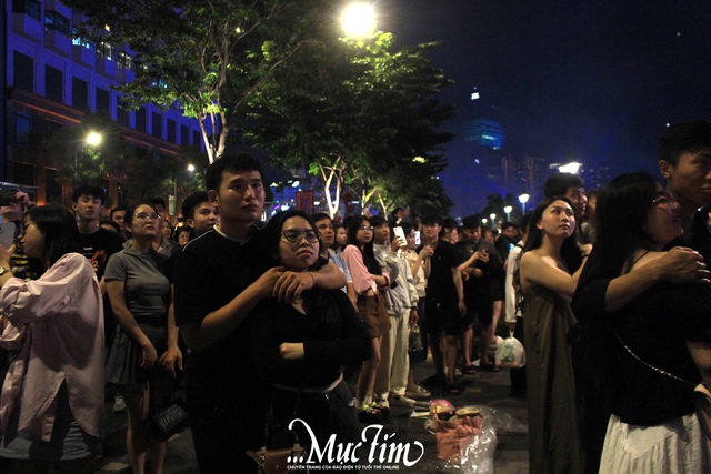 Khoảnh khắc đáng yêu dưới màn pháo hoa Tết Dương lịch 2025- Ảnh 10.