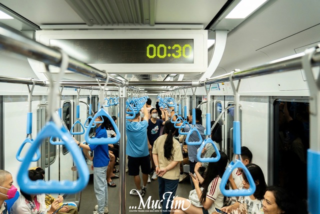 Bạn trẻ hào hứng trải nghiệm chuyến metro số 1 đầu tiên năm 2025- Ảnh 1.