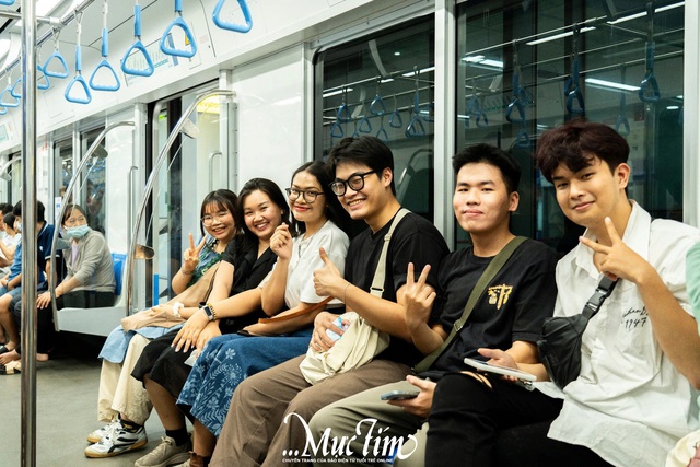 Bạn trẻ hào hứng trải nghiệm chuyến metro số 1 đầu tiên năm 2025- Ảnh 3.