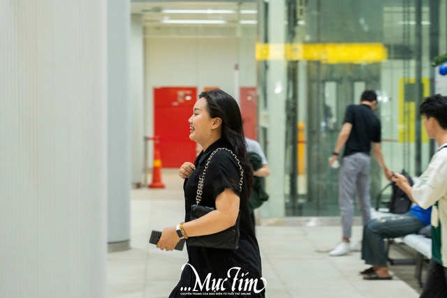 Bạn trẻ hào hứng trải nghiệm chuyến metro số 1 đầu tiên năm 2025- Ảnh 5.