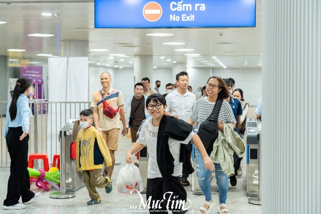 Bạn trẻ hào hứng trải nghiệm chuyến metro số 1 đầu tiên năm 2025- Ảnh 6.