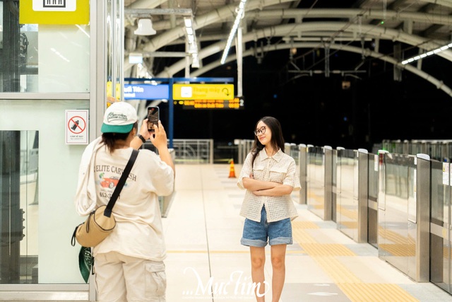 Bạn trẻ hào hứng trải nghiệm chuyến metro số 1 đầu tiên năm 2025- Ảnh 8.