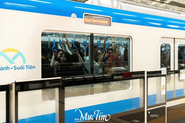 Bạn trẻ hào hứng trải nghiệm chuyến metro số 1 đầu tiên năm 2025- Ảnh 10.