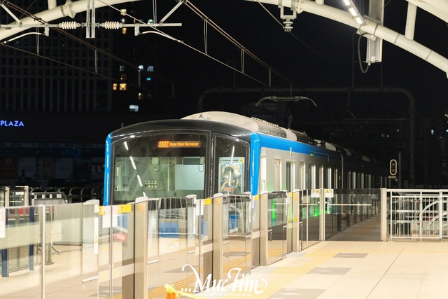 Bạn trẻ hào hứng trải nghiệm chuyến metro số 1 đầu tiên năm 2025- Ảnh 14.