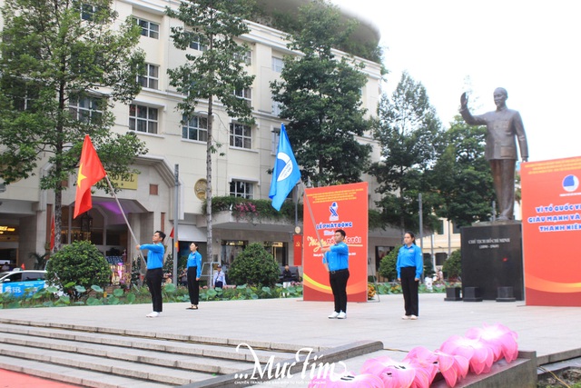 Lễ chào cờ "Tôi yêu Tổ quốc tôi" trang trọng trong ngày đầu năm mới- Ảnh 1.