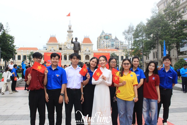 Lễ chào cờ "Tôi yêu Tổ quốc tôi" trang trọng trong ngày đầu năm mới- Ảnh 9.