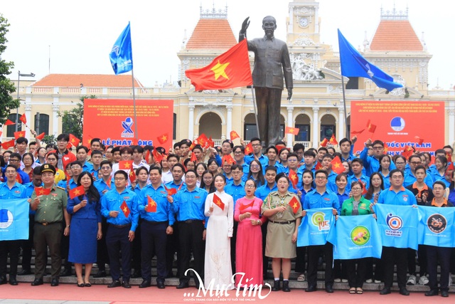 Lễ chào cờ "Tôi yêu Tổ quốc tôi" trang trọng trong ngày đầu năm mới- Ảnh 8.